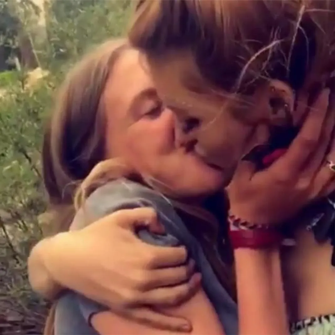 Bella thorne kiss photo