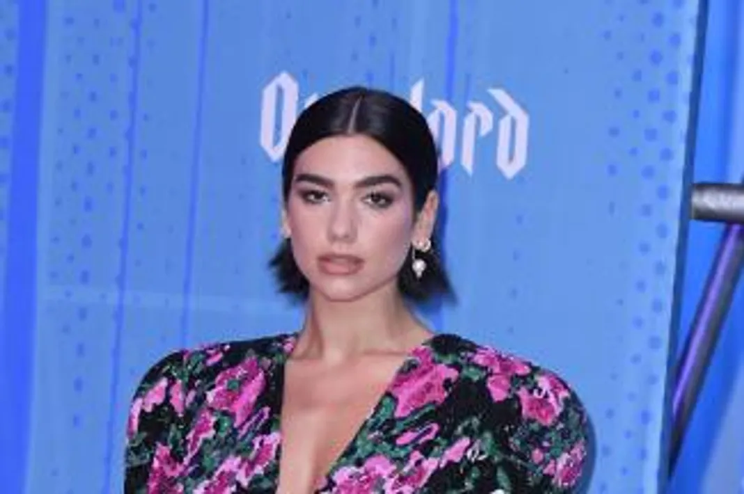wenn_stephaniebeatriz_073118-1800x1200-325x216.jpg
